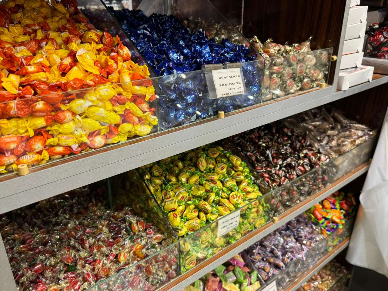 Hamdi & Kadir Kuden’de Bayram Geleneği: Şeker ve Çikolatalar Raflardaki Yerini Aldı 3